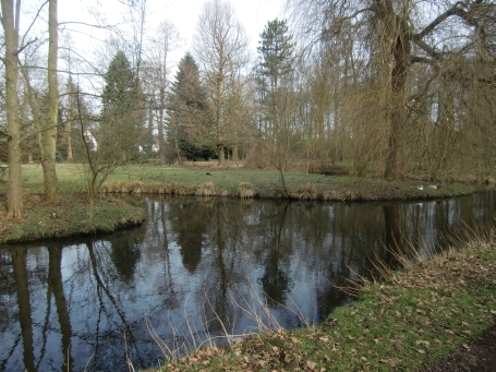 Brüggen : Durch die Renaturierung der Schwalm zwischen Brüggen und Born sind inzwischen Flussschleifen mit Flussinseln entstanden. Die Schwalm bekam ihr altes Flussbett zurück, viele kleine Tümpel und Rückzugsgebiete wurden angelegt. Somit hat sich eine abwechslungsreiche Auenlandschaft gebildet.